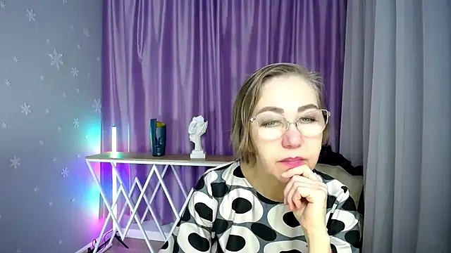 Snapshot of queen_a_n_i chatting on 11.15.25 queen a n i online show from 11.15.25