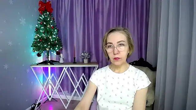 Snapshot of queen_a_n_i chatting on 12.18.25 queen a n i online show from 12.18.25