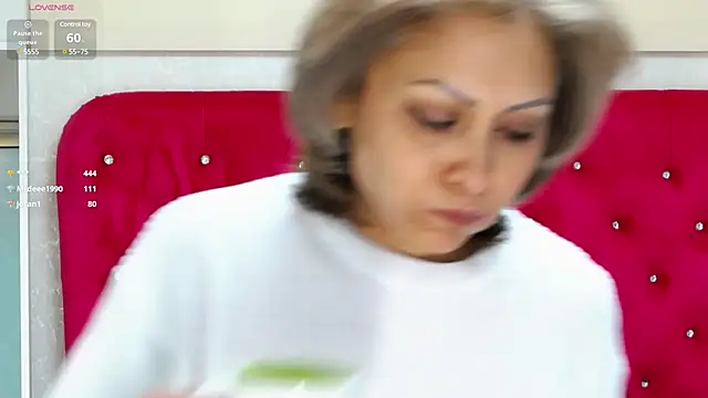 Snapshot of LoraDelNiro chatting on 03.07.25 LoraDelNiro online show from 03.07.25