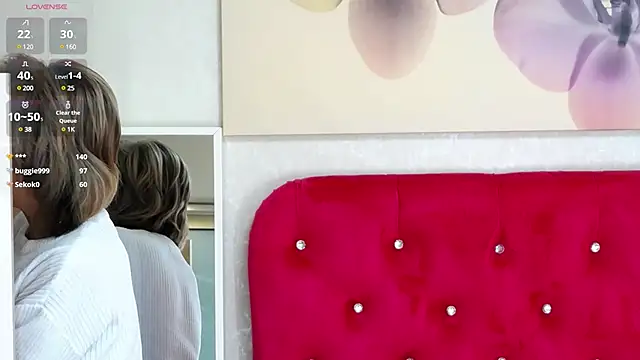 Snapshot of LoraDelNiro chatting on 03.22.25 LoraDelNiro online show from 03.22.25