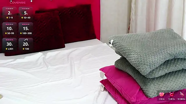 Snapshot of LoraDelNiro chatting on 10.29.25 LoraDelNiro online show from 10.29.25