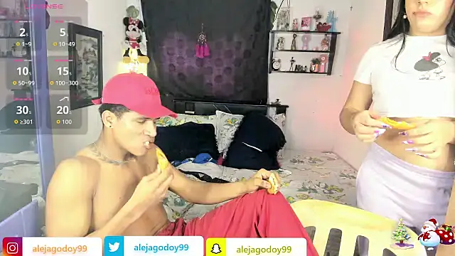 Snapshot of kimgodoy chatting on 12.13.25 kimgodoy online show from 12.13.25