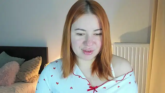 Snapshot of LAYLAxSTAR chatting on 11.21.25 LAYLAxSTAR online show from 11.21.25