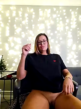 Snapshot of RebeccaXO_ chatting on 12.13.24 RebeccaXO online show from 12.13.24