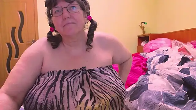 Snapshot of HugeTits chatting on 12.15.25 HugeTits online show from 12.15.25