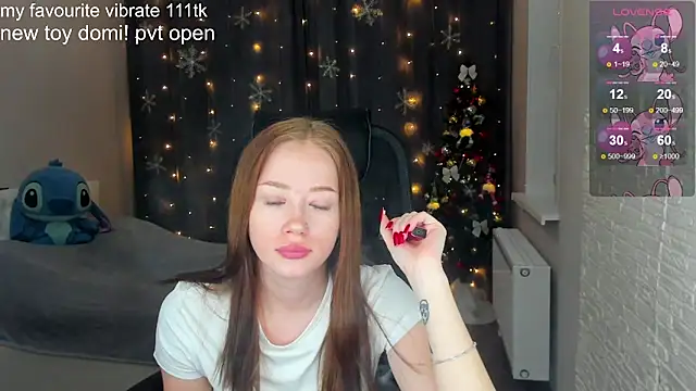 Snapshot of Hot_Mia_ chatting on 12.08.24 Hot Mia  online show from 12.08.24