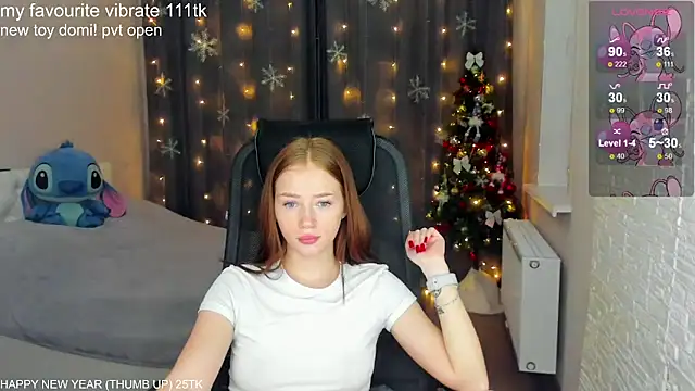 Snapshot of Hot_Mia_ chatting on 12.12.24 Hot Mia  online show from 12.12.24