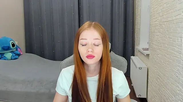 Snapshot of Hot_Mia_ chatting on 02.19.25 Hot Mia  online show from 02.19.25