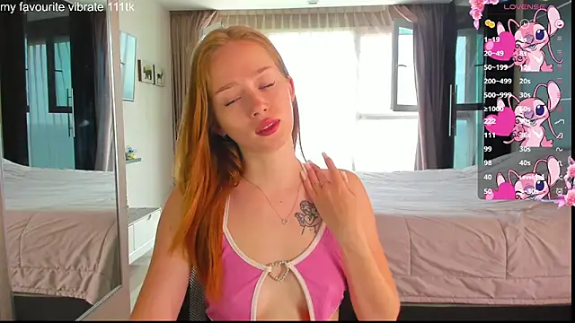 Snapshot of Hot_Mia_ chatting on 09.25.25 Hot Mia  online show from 09.25.25