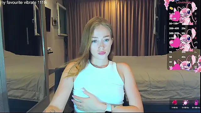 Snapshot of Hot_Mia_ chatting on 09.27.25 Hot Mia  online show from 09.27.25