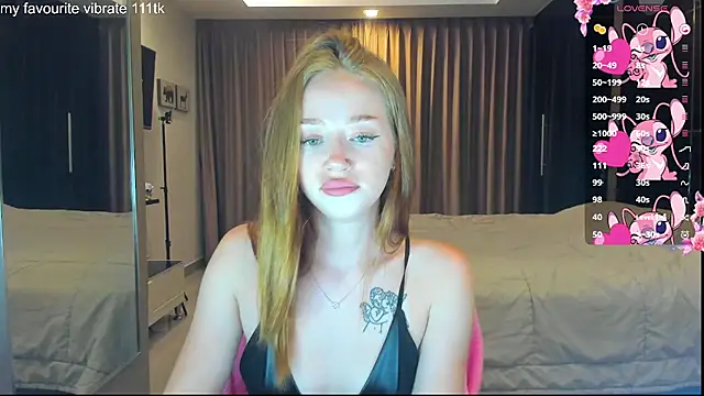 Snapshot of Hot_Mia_ chatting on 10.04.25 Hot Mia  online show from 10.04.25