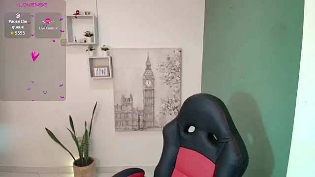 Snapshot of bella_99_ chatting on 12.17.25 bella 99 online show from 12.17.25