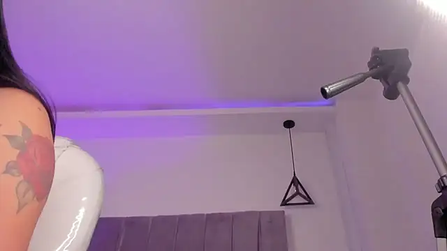 Snapshot of sofiaa_riot chatting on 12.27.24 sofiaa riot online show from 12.27.24