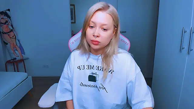 Snapshot of MonaLauu chatting on 12.05.24 MonaLauu online show from 12.05.24