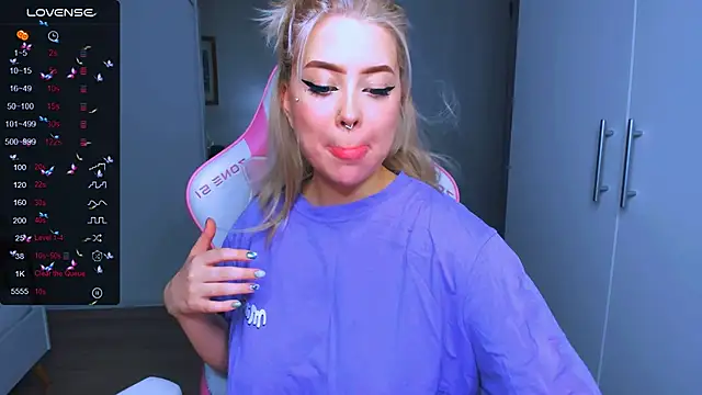 Snapshot of MonaLauu chatting on 12.09.24 MonaLauu online show from 12.09.24