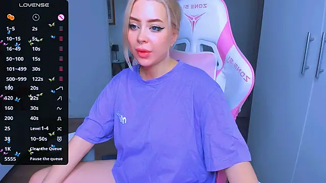 Snapshot of MonaLauu chatting on 12.10.24 MonaLauu online show from 12.10.24