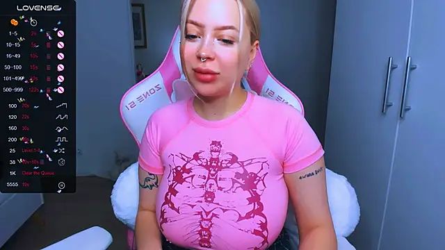 Snapshot of MonaLauu chatting on 12.20.24 MonaLauu online show from 12.20.24