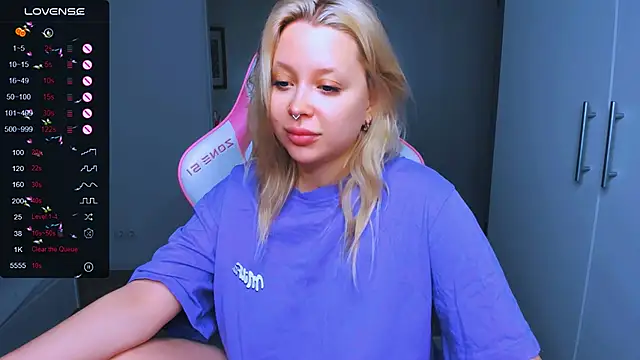 Snapshot of MonaLauu chatting on 12.22.24 MonaLauu online show from 12.22.24