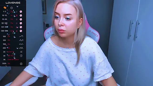 Snapshot of MonaLauu chatting on 12.28.24 MonaLauu online show from 12.28.24