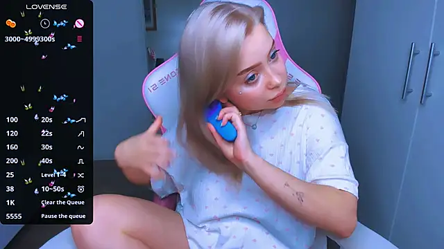 Snapshot of MonaLauu chatting on 12.28.24 MonaLauu online show from 12.28.24