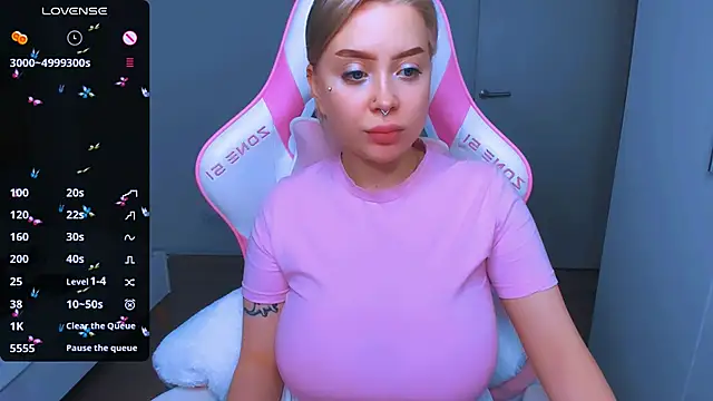 Snapshot of MonaLauu chatting on 12.28.24 MonaLauu online show from 12.28.24