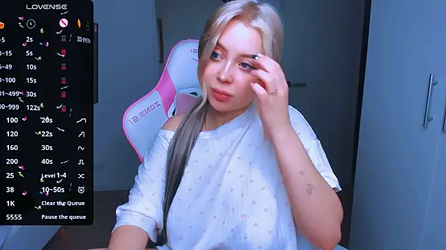 Snapshot of MonaLauu chatting on 01.06.25 MonaLauu online show from 01.06.25