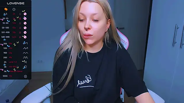 Snapshot of MonaLauu chatting on 01.15.25 MonaLauu online show from 01.15.25