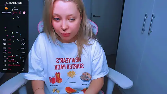 Snapshot of MonaLauu chatting on 01.16.25 MonaLauu online show from 01.16.25