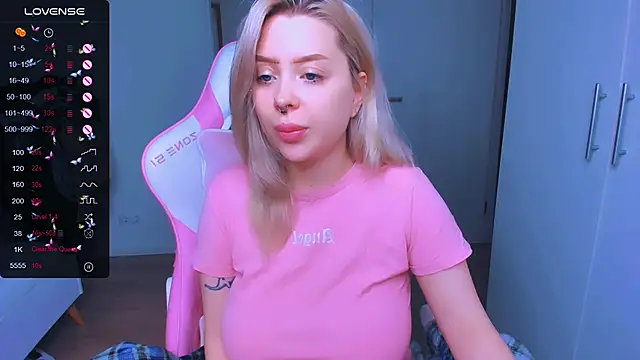 Snapshot of MonaLauu chatting on 02.05.25 MonaLauu online show from 02.05.25