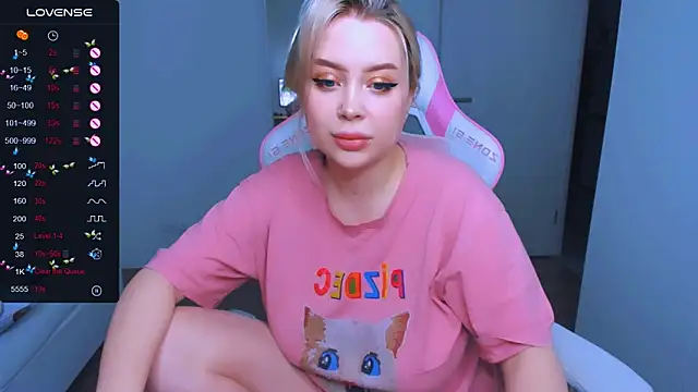 Snapshot of MonaLauu chatting on 02.10.25 MonaLauu online show from 02.10.25