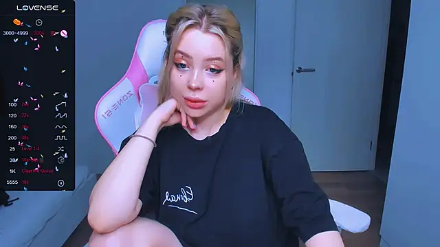 Snapshot of MonaLauu chatting on 02.13.25 MonaLauu online show from 02.13.25