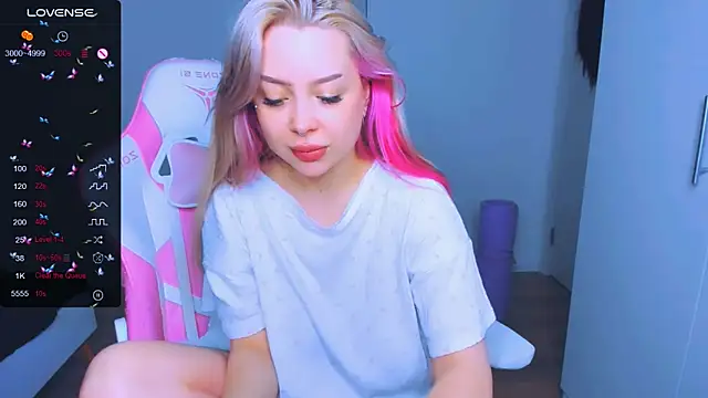 Snapshot of MonaLauu chatting on 03.19.25 MonaLauu online show from 03.19.25