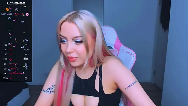 Snapshot of MonaLauu chatting on 03.20.25 MonaLauu online show from 03.20.25