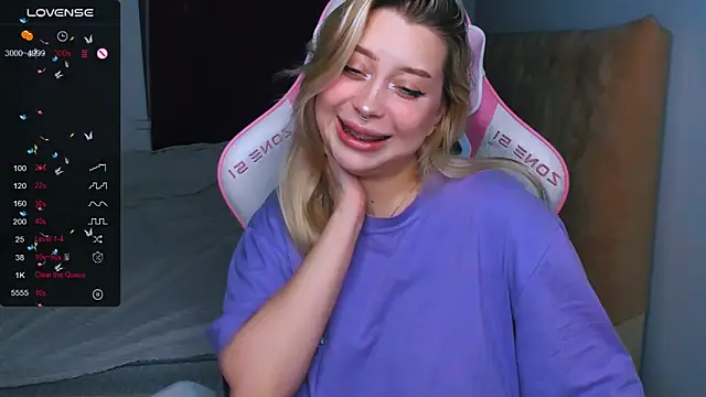 Snapshot of MonaLauu chatting on 09.28.25 MonaLauu online show from 09.28.25