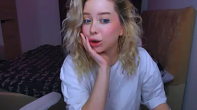 Snapshot of MonaLauu chatting on 09.30.25 MonaLauu online show from 09.30.25