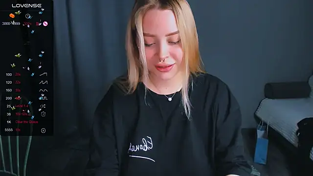 Snapshot of MonaLauu chatting on 11.15.25 MonaLauu online show from 11.15.25