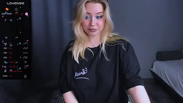 Snapshot of MonaLauu chatting on 11.18.25 MonaLauu online show from 11.18.25