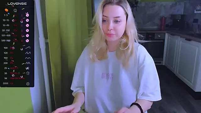 Snapshot of MonaLauu chatting on 11.22.25 MonaLauu online show from 11.22.25