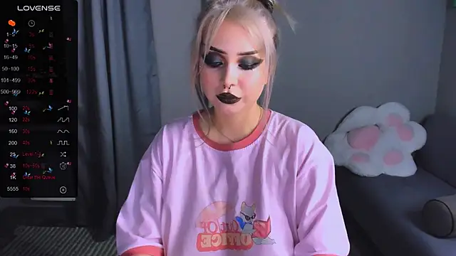 Snapshot of MonaLauu chatting on 11.29.25 MonaLauu online show from 11.29.25