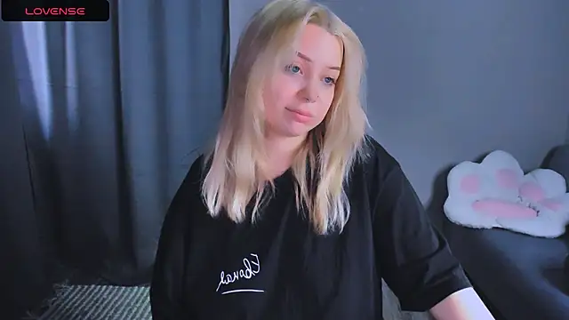 Snapshot of MonaLauu chatting on 12.15.25 MonaLauu online show from 12.15.25