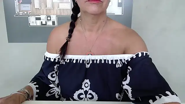 Snapshot of Linda1975 chatting on 07.30.26 Linda1975 online show from 07.30.26