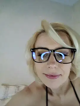 Snapshot of AureliaDoux chatting on 02.10.25 AureliaDoux online show from 02.10.25