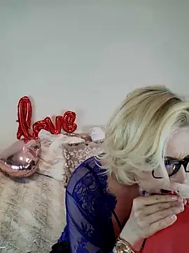 Snapshot of AureliaDoux chatting on 02.11.25 AureliaDoux online show from 02.11.25