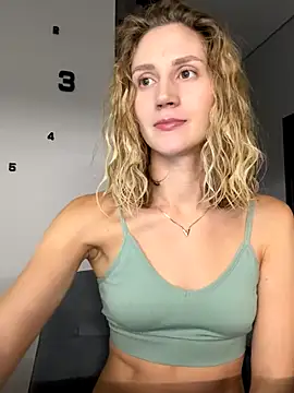 Snapshot of Feral_berry_8133 chatting on 09.19.25 Feral berry 8133 online show from 09.19.25