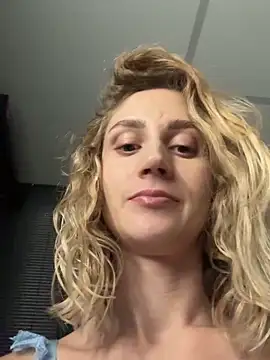 Snapshot of Feral_berry_8133 chatting on 09.29.25 Feral berry 8133 online show from 09.29.25