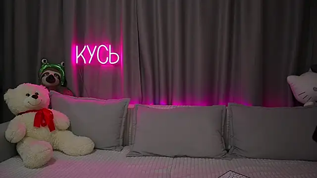 Snapshot of _LadyMargo_ chatting on 11.15.25 LadyMargo online show from 11.15.25