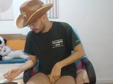 Snapshot of peterannaud chatting on 10.10.25 peterannaud online show from 10.10.25