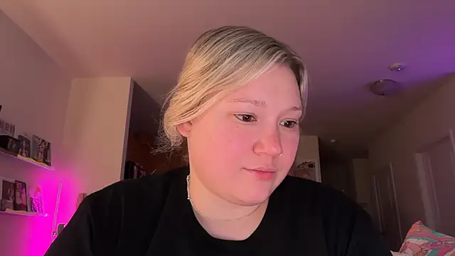 PiggyRose online show from 08.04.26