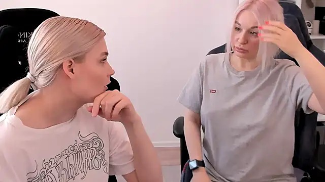 Snapshot of hotblonds chatting on 03.17.25 hotblonds online show from 03.17.25