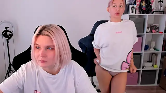 Snapshot of hotblonds chatting on 11.10.25 hotblonds online show from 11.10.25